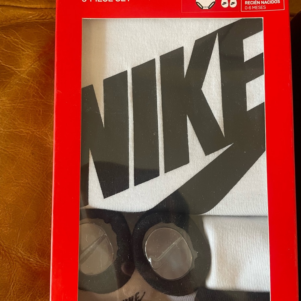 Nike Newborn Set in White and Black